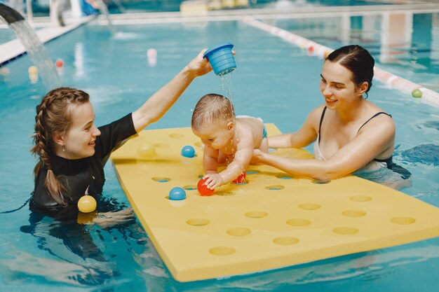 Pequeño bebé lindo. Instructor con niño. Madre con hijo