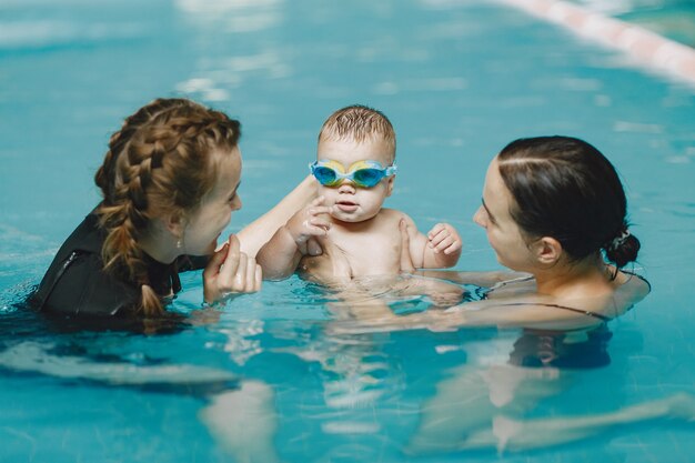 Pequeño bebé lindo. Instructor con niño. Madre con hijo