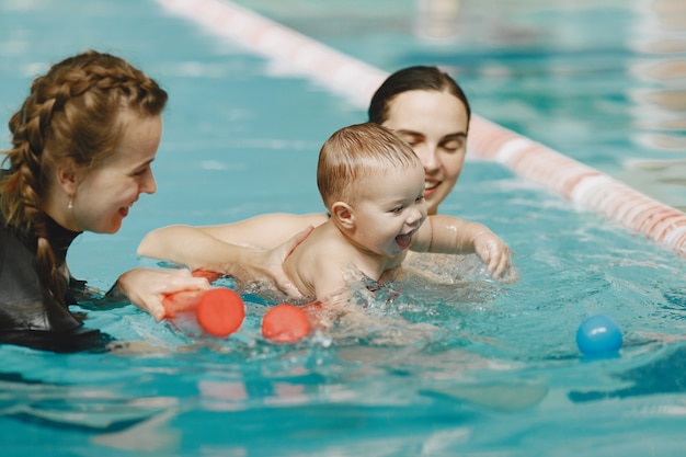 Pequeño bebé lindo. Instructor con niño. Madre con hijo