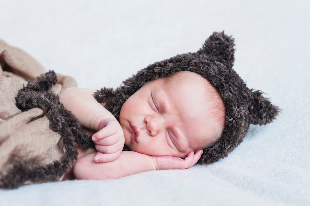 Pequeño bebé con sombrero de peluche