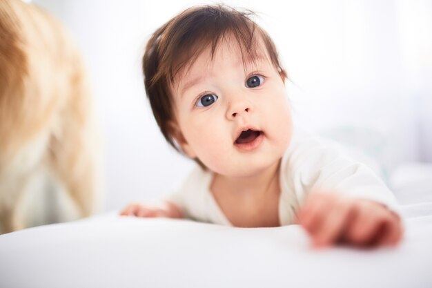 El pequeño bebé yace en la cama