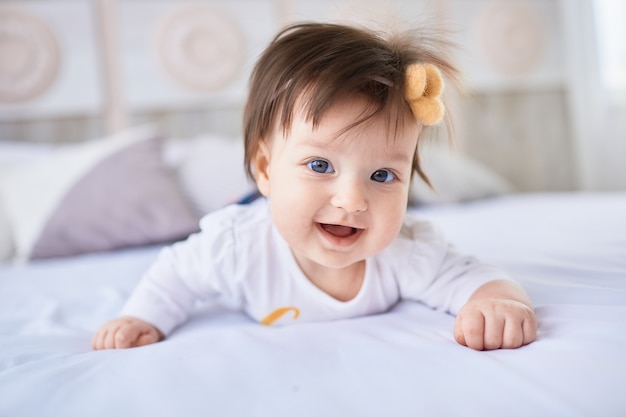 El pequeño bebé yace en la cama