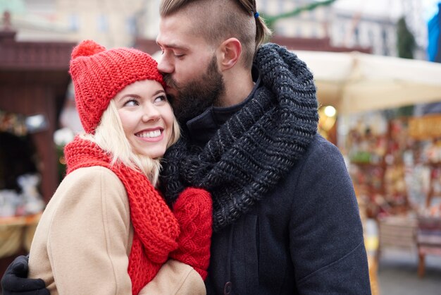 Pequeño beso en el mercado navideño