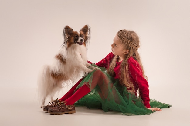 pequeño cachorro bostezando Papillon