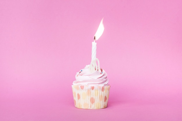 Foto gratuita pequeño cupcake con vela