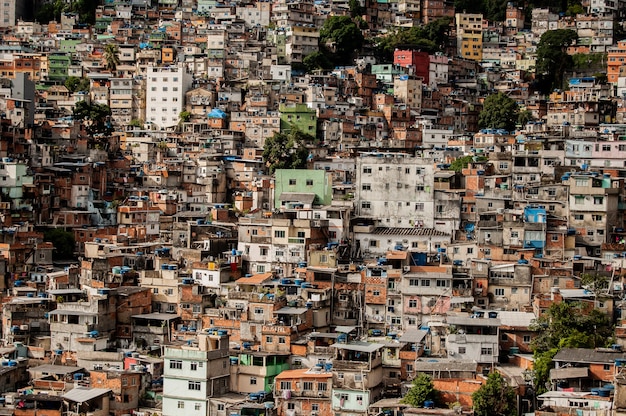 Foto gratuita pequeño edificio cerca uno del otro en una colina