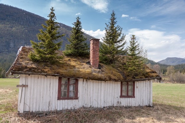 Pequeño edificio en la montaña de Noruega.