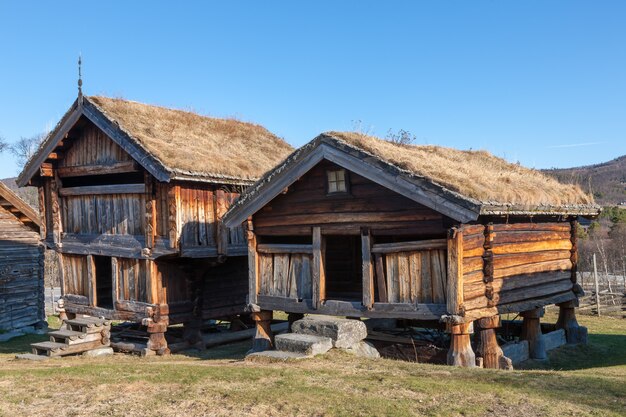 Pequeño edificio en la montaña de Noruega.
