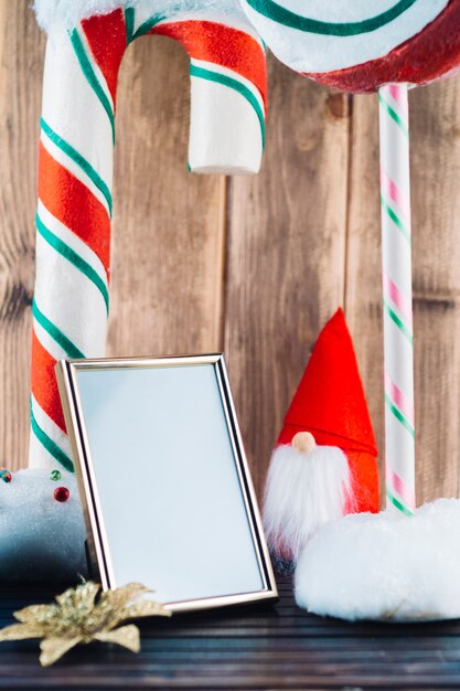 Pequeño elfo navideño con marco en blanco