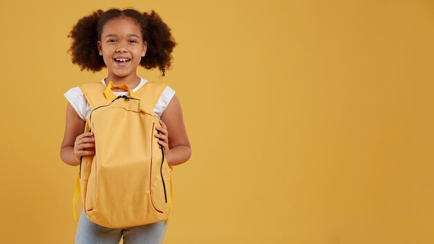 Pequeño espacio de copia de niña de la escuela