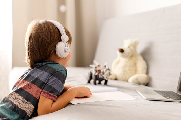 Pequeño estudiante en línea sobre la vista del hombro