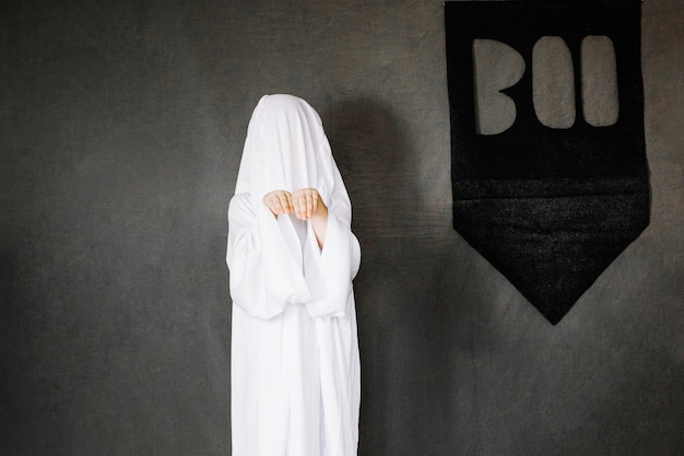 Foto gratuita pequeño fantasma cerca de la bandera