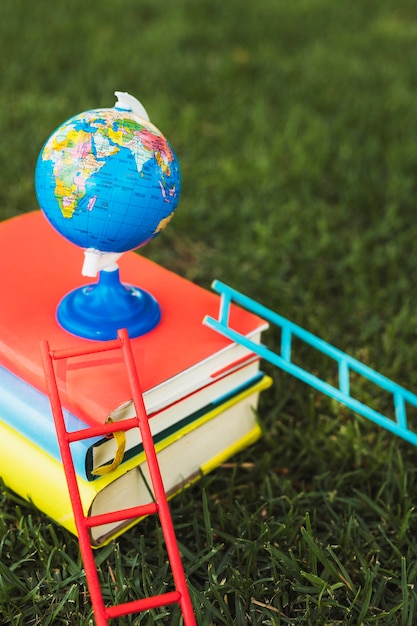 Pequeño globo dispuesto encima de la pila de libros