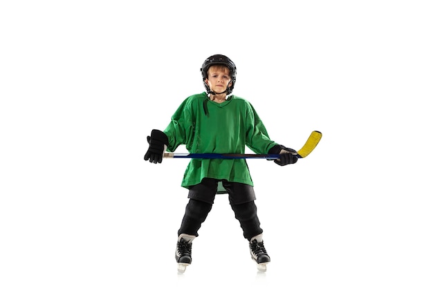 Pequeño jugador de hockey con el palo en la cancha de hielo