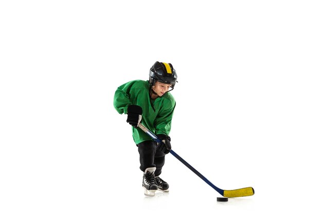 Pequeño jugador de hockey con el palo en la cancha de hielo
