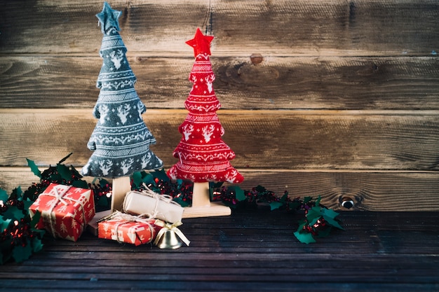 Pequeño juguete de arboles de navidad en mesa.