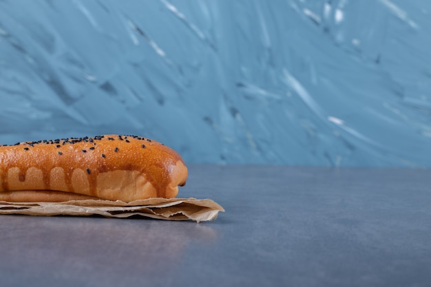 Foto gratuita pequeño lavash y pan sobre mesa de mármol.