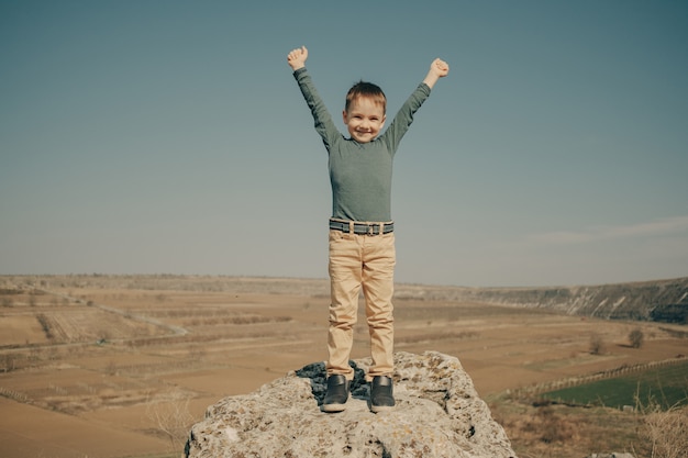 Pequeño muchacho caucásico joven en la naturaleza, infancia