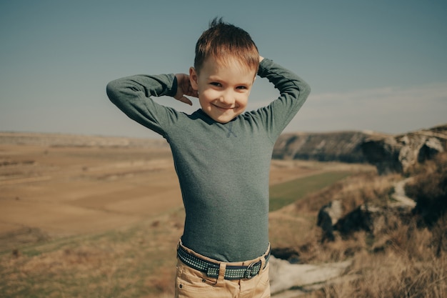 Foto gratuita pequeño muchacho caucásico joven en la naturaleza, infancia