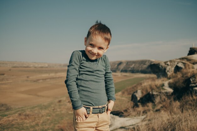 Pequeño muchacho caucásico joven en la naturaleza, infancia