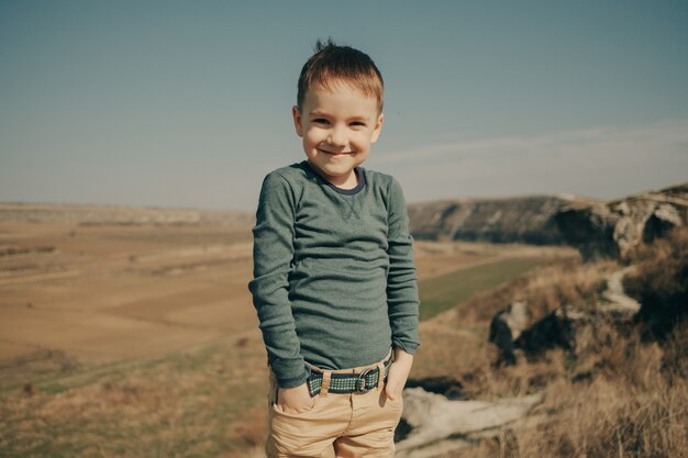 Pequeño muchacho caucásico joven en la naturaleza, infancia