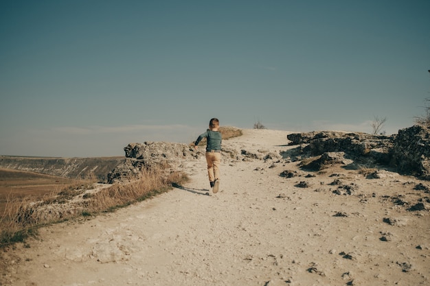 Pequeño muchacho caucásico joven en la naturaleza, infancia