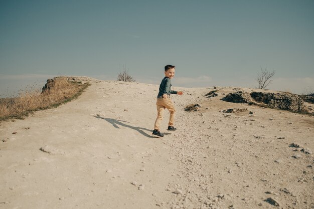 Pequeño muchacho caucásico joven en la naturaleza, infancia