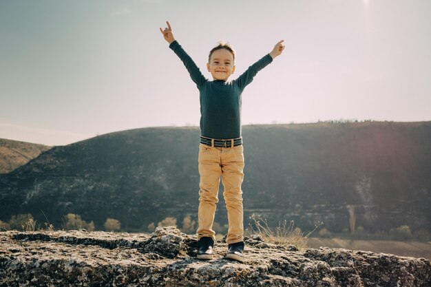 Pequeño muchacho caucásico joven en la naturaleza, infancia