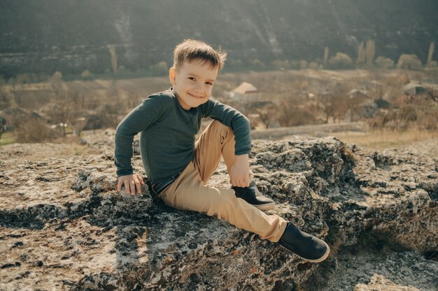 Pequeño muchacho caucásico joven en la naturaleza, infancia