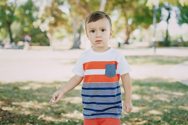 Foto gratuita pequeño, niño, 7, año, parque