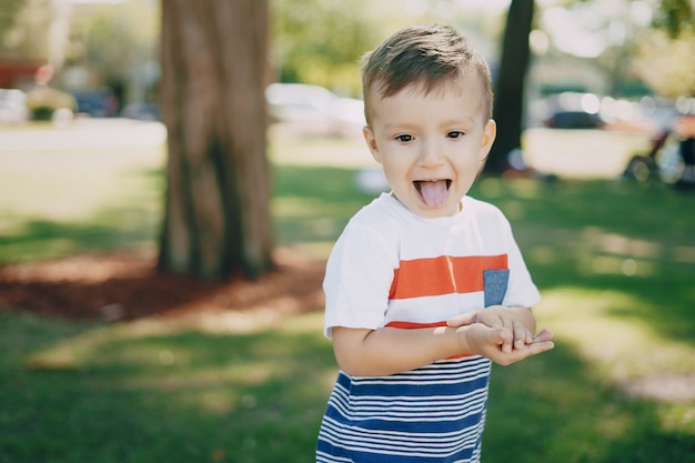 Foto gratuita pequeño, niño, 7, año, parque