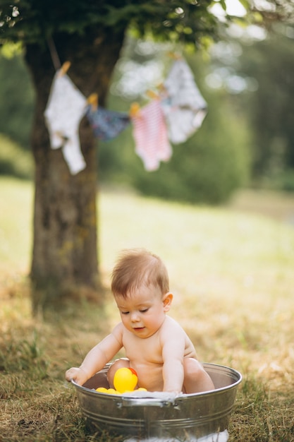 Pequeño niño bañándose en el parque