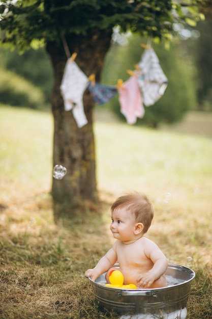 Pequeño niño bañándose en el parque