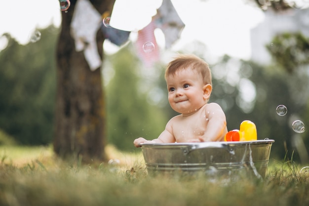 Pequeño niño bañándose en el parque