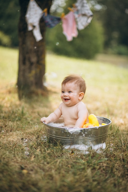 Pequeño niño bañándose en el parque