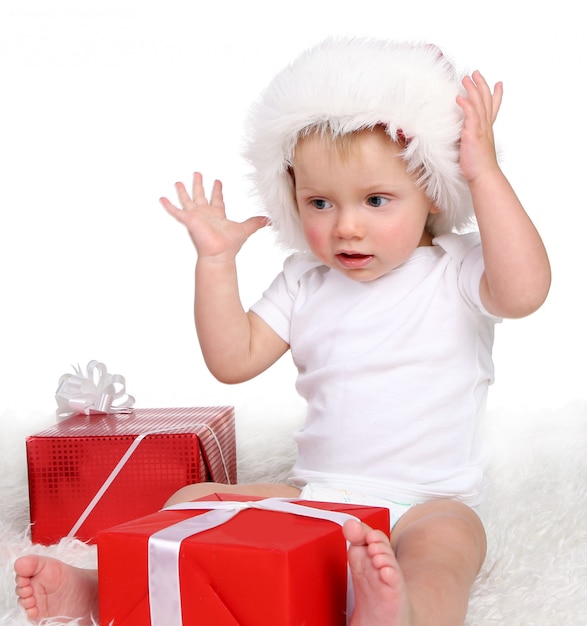 Un pequeño niño funy en blanco