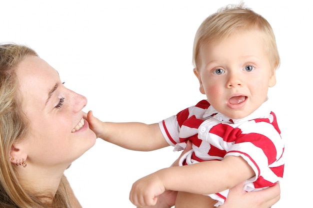 Un pequeño niño funy en blanco