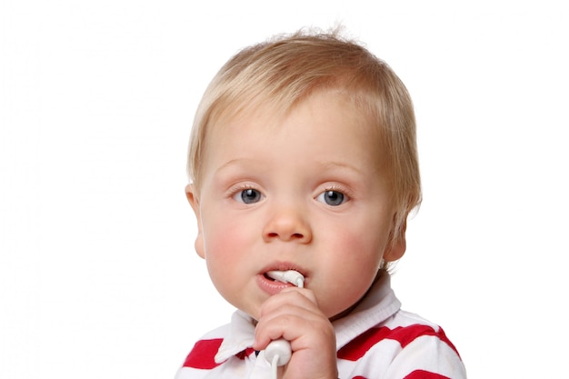 Un pequeño niño funy en blanco