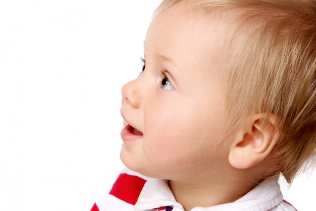 Un pequeño niño funy en blanco