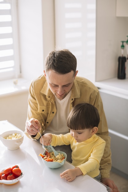 Foto gratuita pequeño niño lindo y su padre alta vista