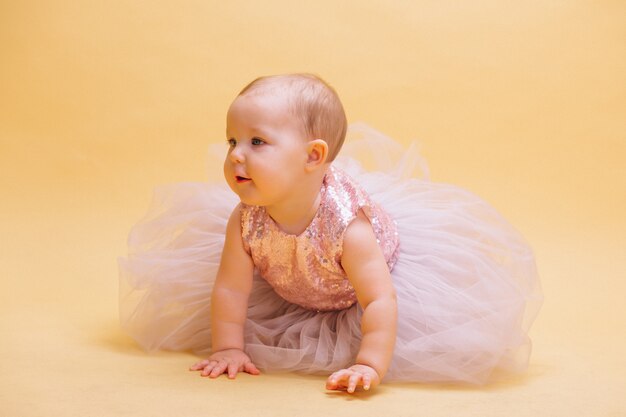 Pequeño niño lindo en vestido