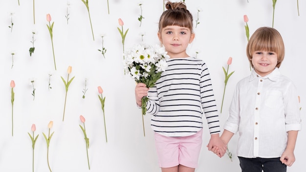 Pequeño niño y una niña cogidos de la mano