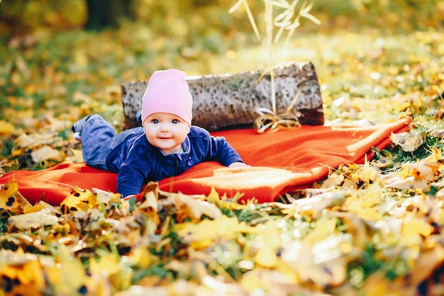 Pequeño niño en un parque