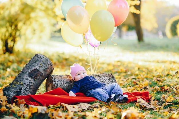 Pequeño niño en un parque