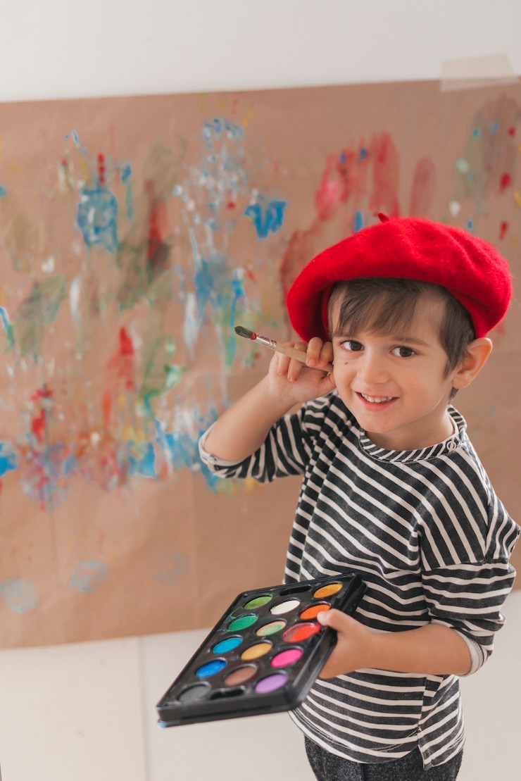 Foto gratuito pequeño niño pintando como un artista