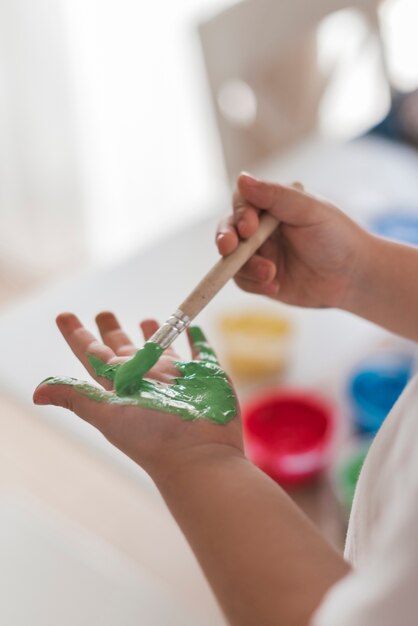 Pequeño niño pintando como un artista