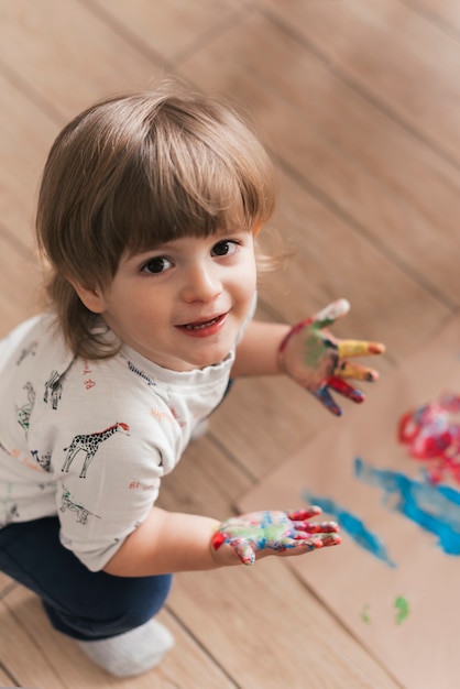 Pequeño niño pintando como un artista