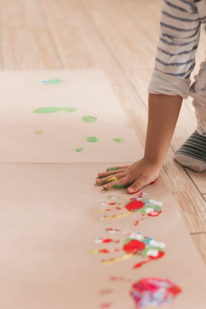 Pequeño niño pintando como un artista