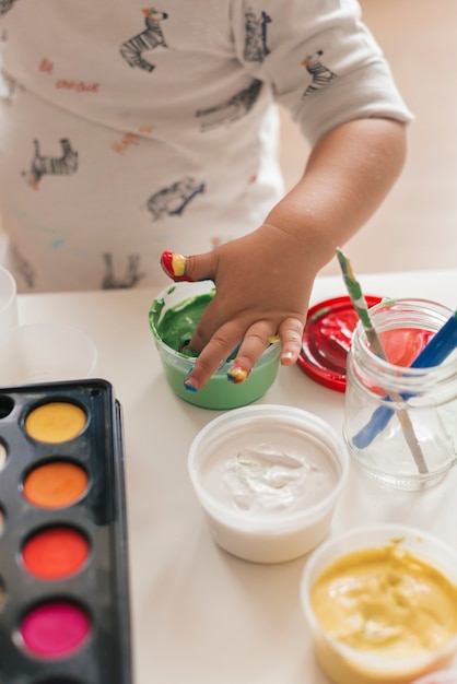 Foto gratuita pequeño niño pintando como un artista