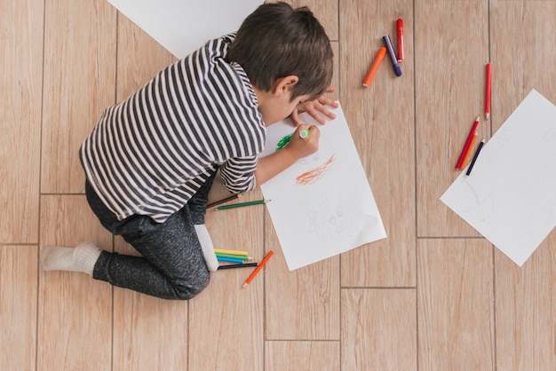 Pequeño niño pintando como un artista